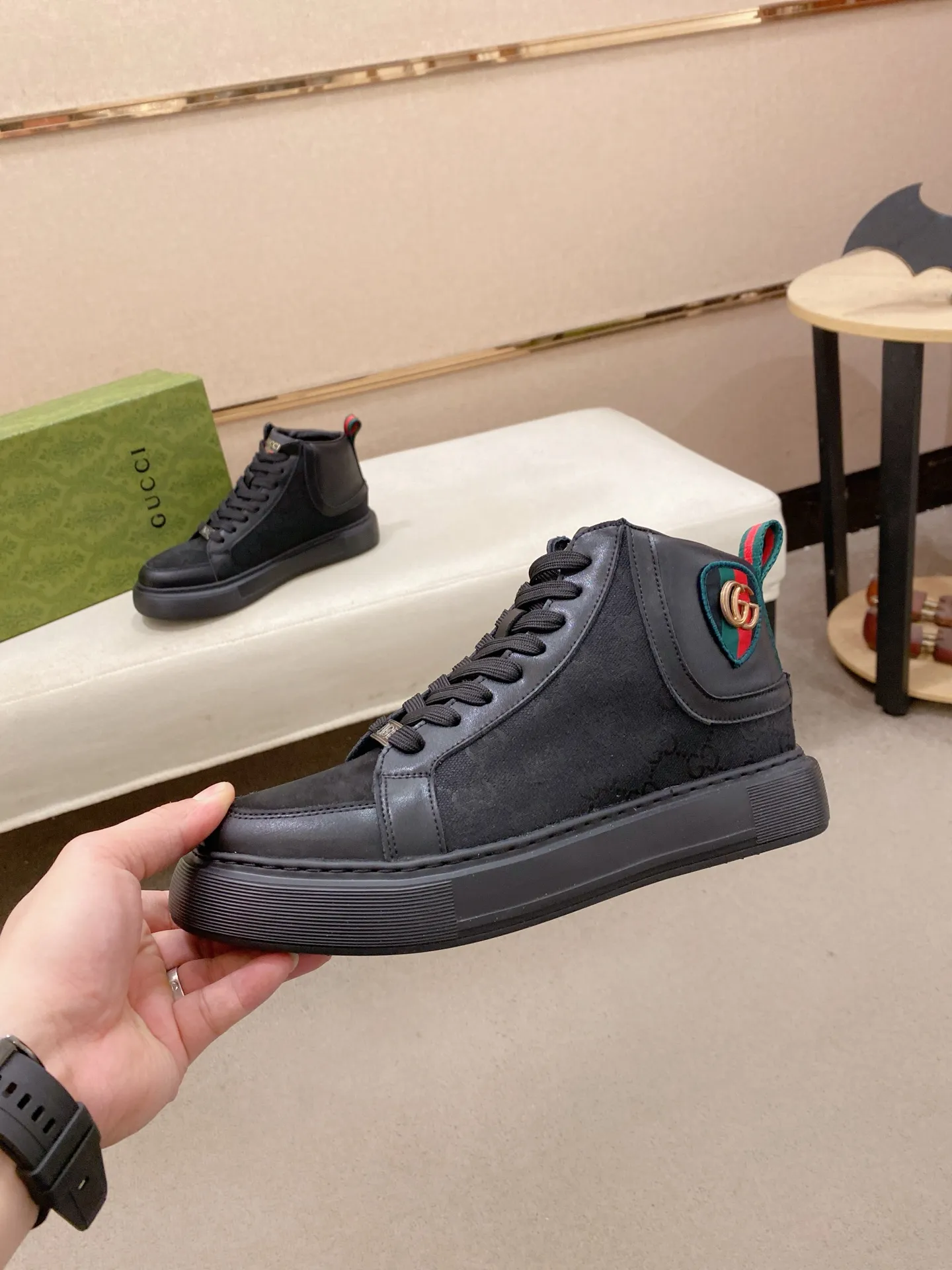 Factory price: 442💰 (GUCCI) The latest model from the official website🎁🎁Casual and fashionable men's shoes👟, hot style💥The style is simple and elegant, exclusive for trendy men. Unique official website's latest brand elements👑original Gucci decoration, fashionable and generous, the fabric is original cowhide ✅sheepskin lining, the official website specifies wear-resistant casual outsole, the classic model is taken in kind at the counter🎬38-44 (can be customized for 45 non-refundable)